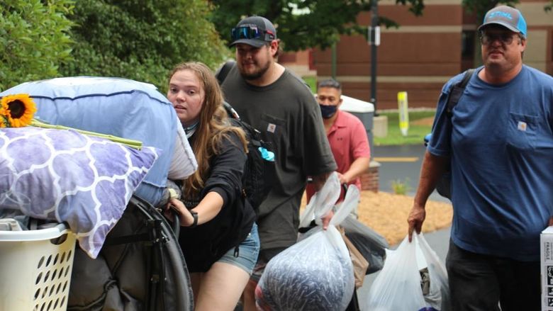 Students moving into the residence halls